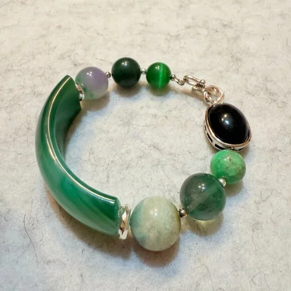 Emerald Presence Bracelet – Bold Green Statement Bangle with Natural Stone Beads - Picture 3 of 6